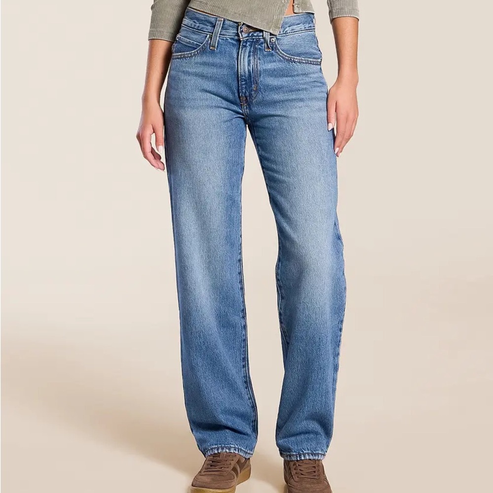 Levi's Women’s 94 Baggy Jeans in Medium Blue, Size 28
